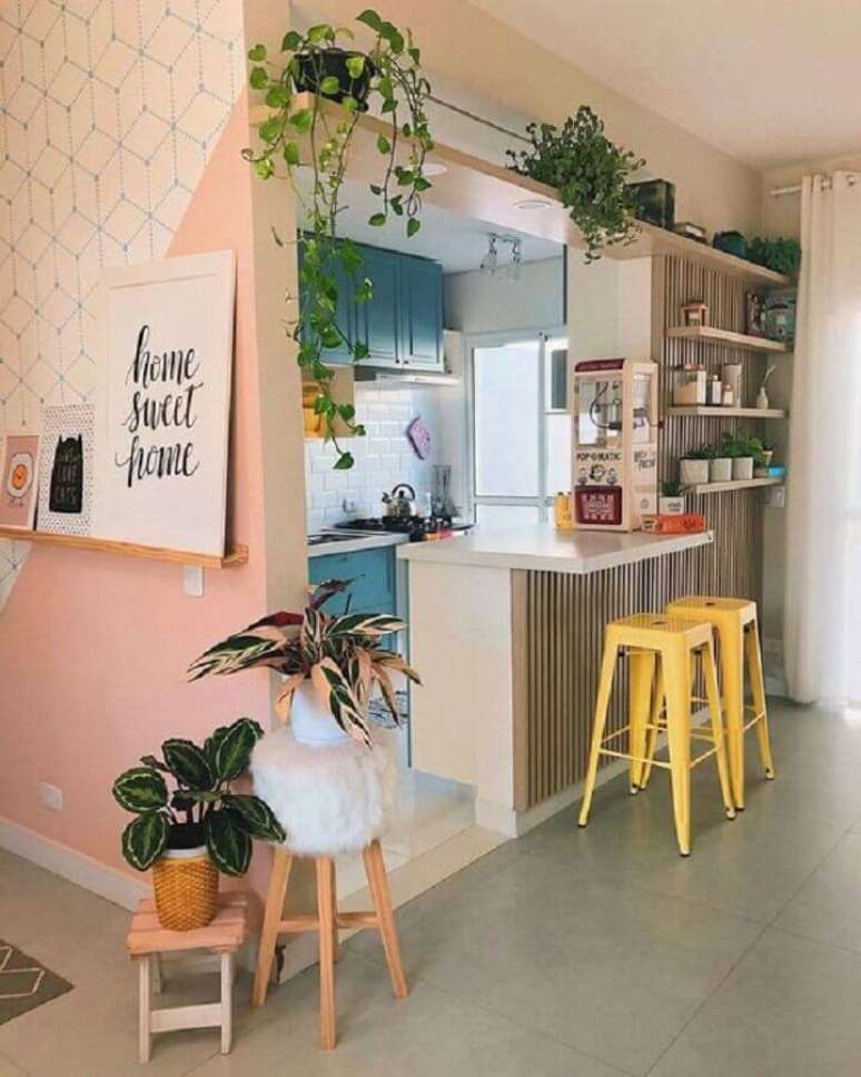 22. Parede rosa decorada com prateleira com quadros com frases – Foto: Pinterest
