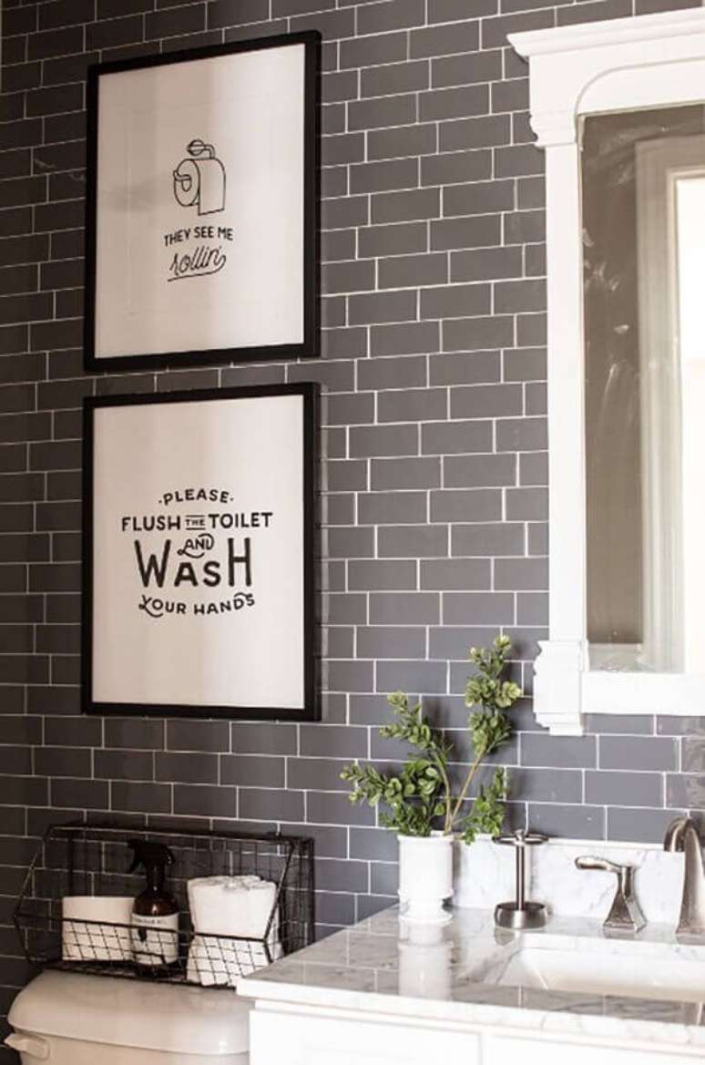 25. Invista em quadro com frase personalizado divertidos para a decoração do banheiro – Foto: Hertrack