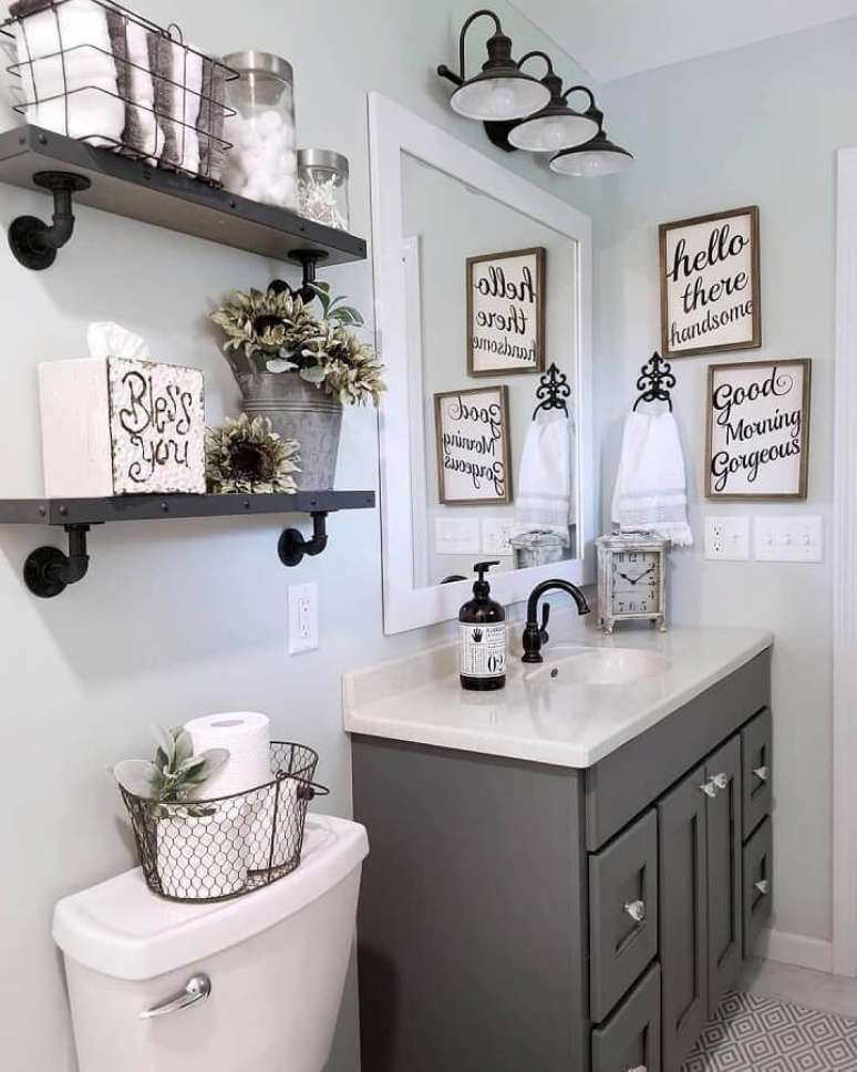 27. Banheiro planejado branco e cinza com quadros com frases e arandela preta – Foto: Home Fashion Trend