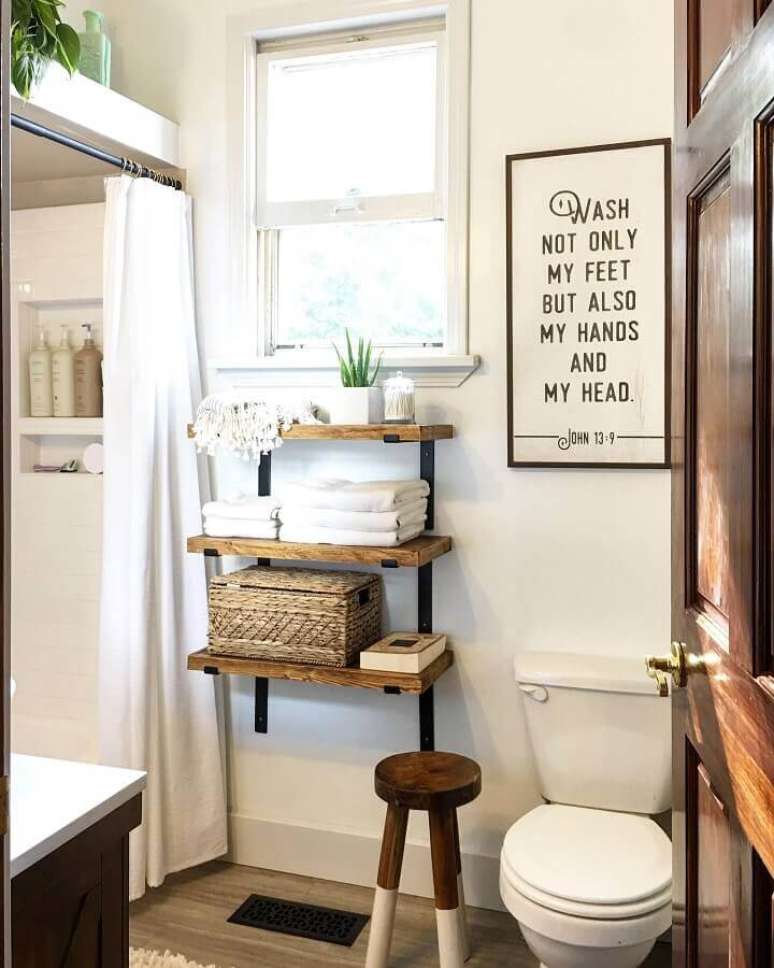 29. Quadros com frases para banheiro simples decorado com prateleiras de madeira – Foto: Etsy