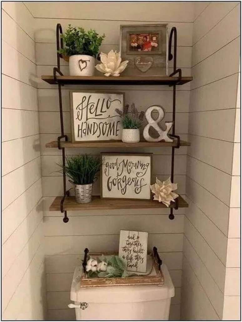 28. Quadros com frases para banheiro simples com prateleiras suspensas – Foto: Pinterest