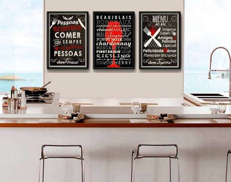33. Decoração clean com quadros com frases para cozinha gourmet planejada – Foto: Pinterest