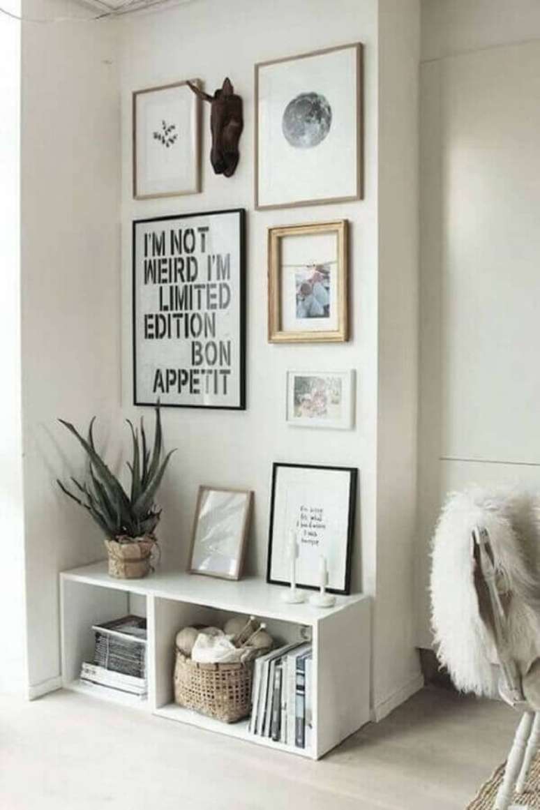 34. Aproveite os quadro com frase personalizado para fazer uma galeria na parede – Foto: Revista VD