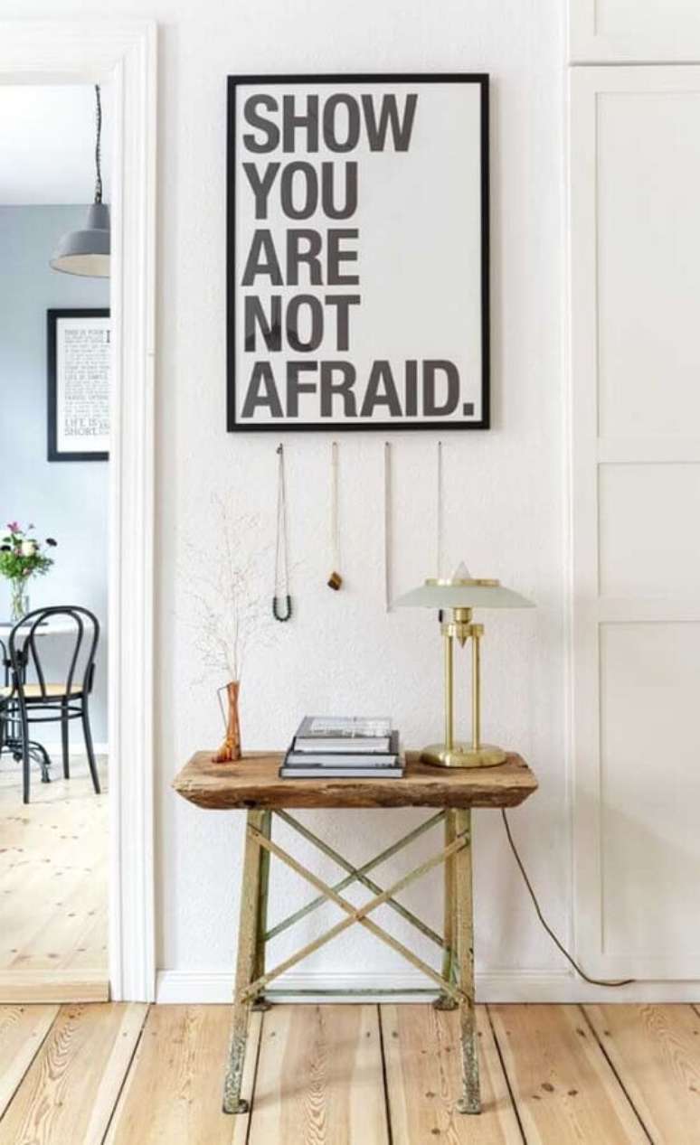 37. Invista em uma personaliza&ccedil;&atilde;o de um cantinho do corredor com quadros decorativos com frases &ndash; Foto: We Heart It