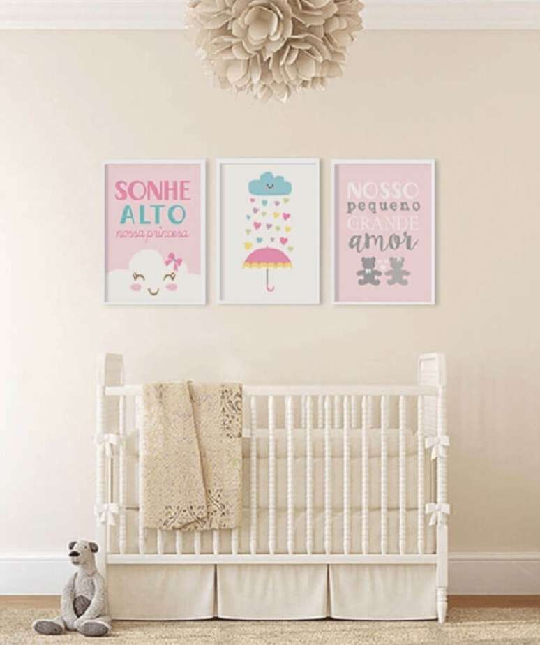39. Decoração super delicada com quadros com frases para quarto de bebê feminino – Foto: Top Quadros