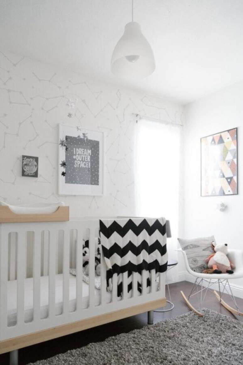 40. Decoração moderna com quadros com frases para quarto de bebê branco e cinza – Foto: Gestação Bebê