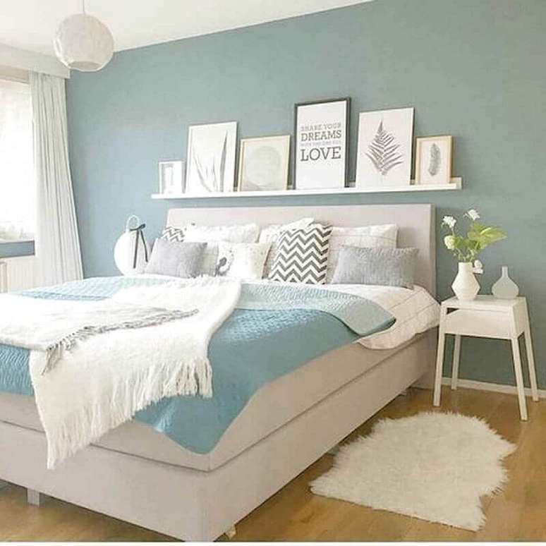 42. Quadros com frases para quarto de casal branco e azul claro – Foto: Fashion Shop
