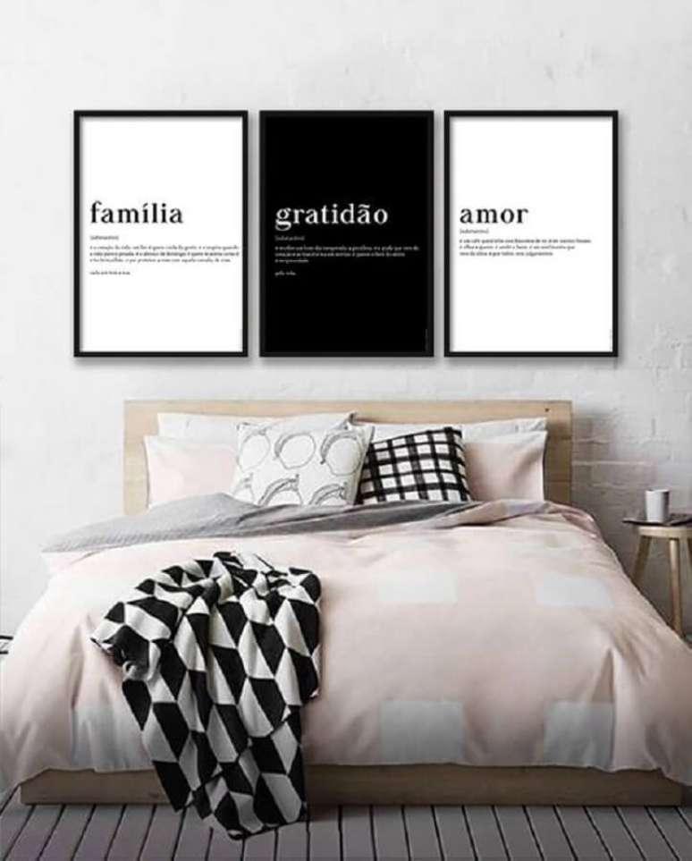 43. Quadros com frases para quarto de casal decorado com cama japonesa – Foto: AMMO Quadros