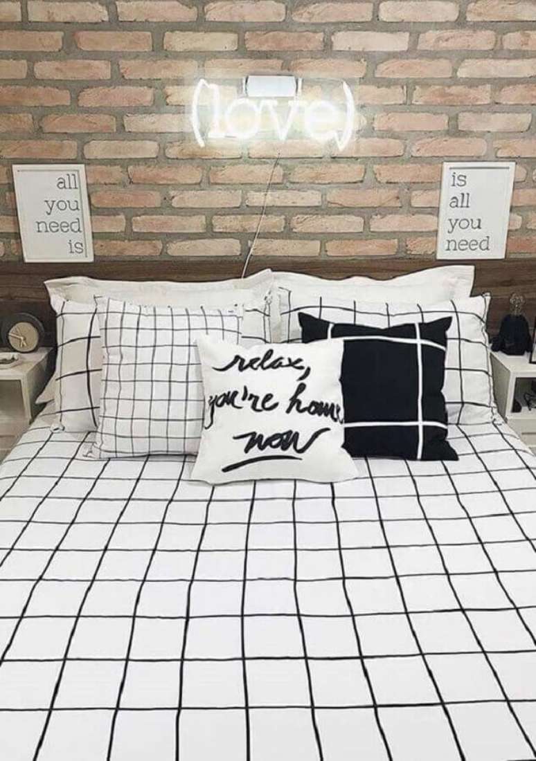 10. Uma boa iluminação pode ajudar a destacar seus quadros com frases para quarto – Foto: Pinterest