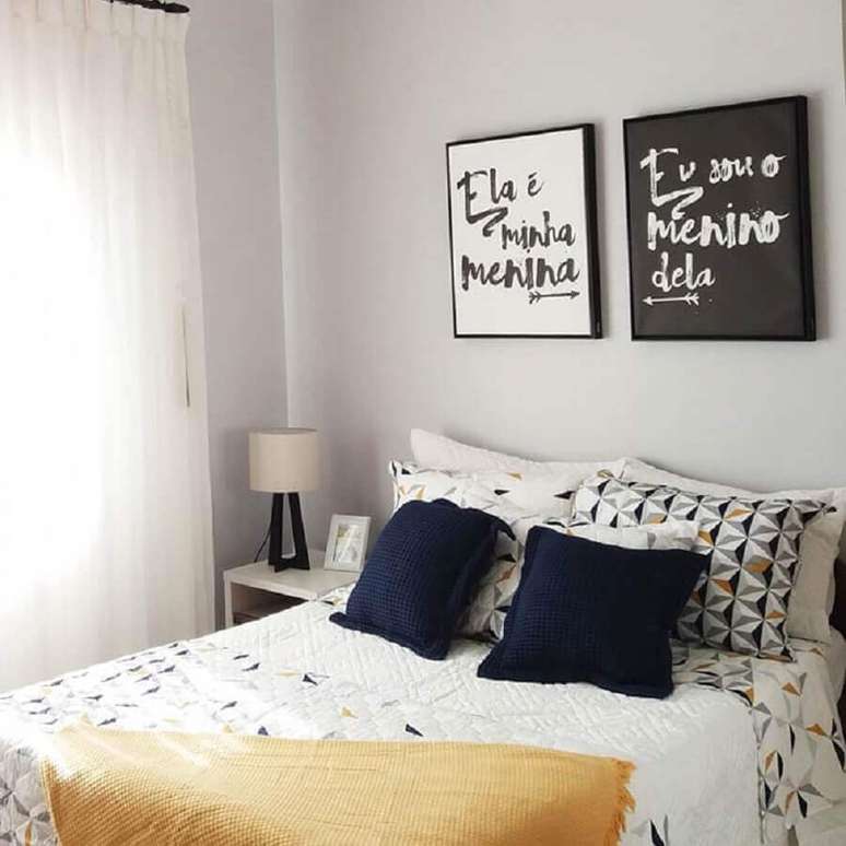 9. Decoração com quadros com frases para quarto de casal simples – Foto: Pinterest