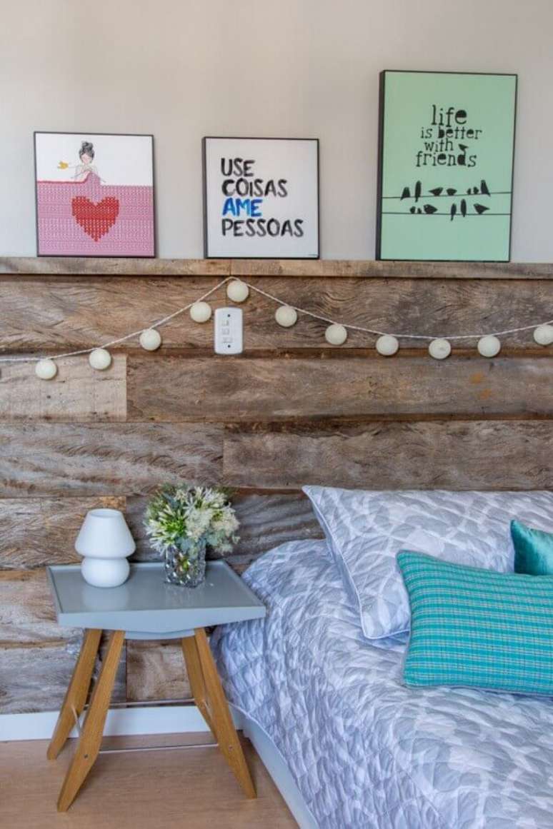 44. Modelos de quadros colorido com frases para quarto feminino com cabeceira de madeira – Foto: Danyela Corrêa
