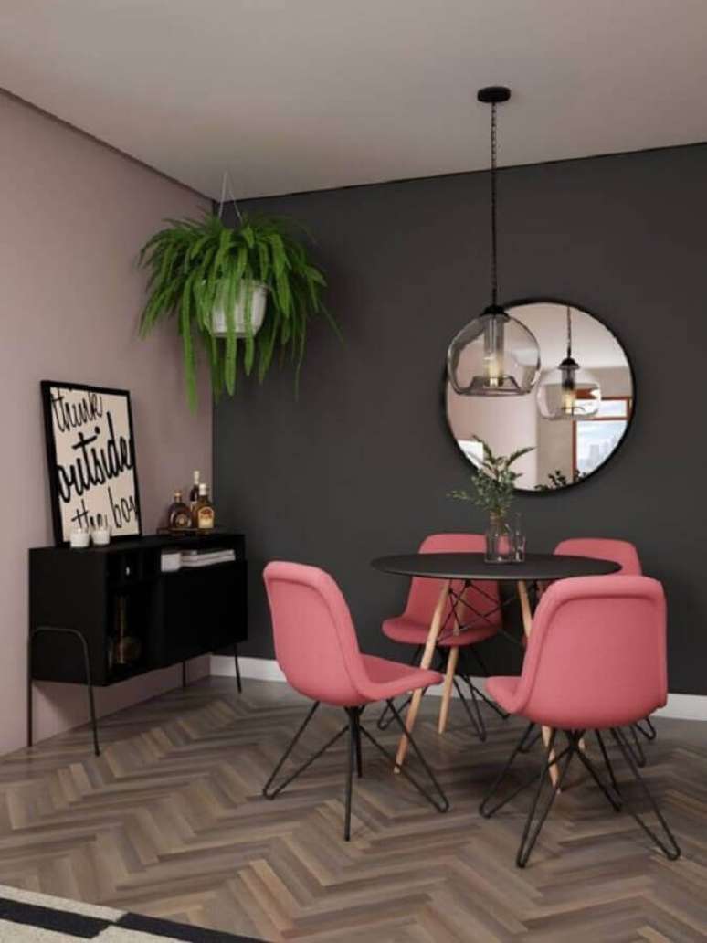 48. Quadros com frases para sala de jantar decorada com cadeiras cor de rosa e espelho redondo – Foto: We Heart It