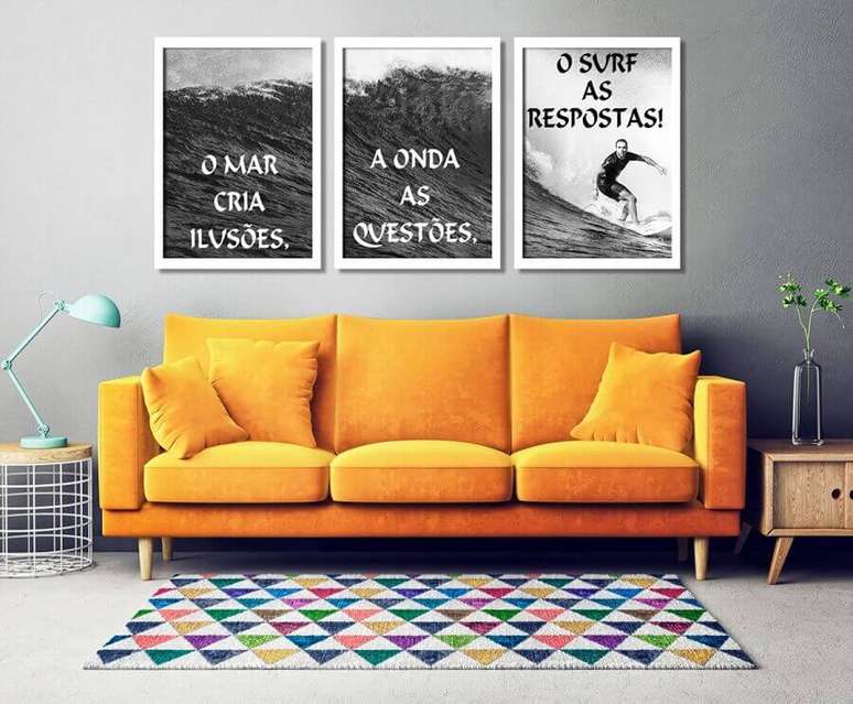 49. Quadros com frases para sala cinza decorada com sofá amarelo – Foto: Pinterest