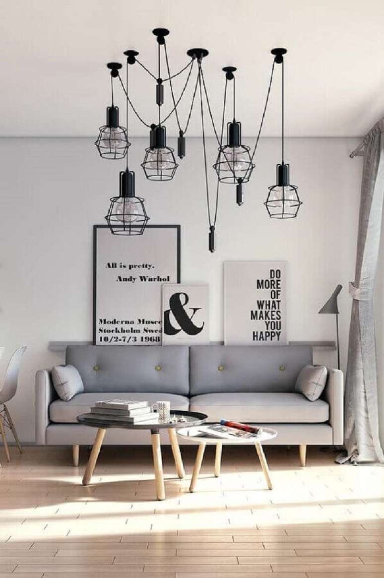 50. Quadros com frases para sala cinza minimalista com v&aacute;rias lumin&aacute;rias aramadas pretas &ndash; Foto: Chateau de Conques