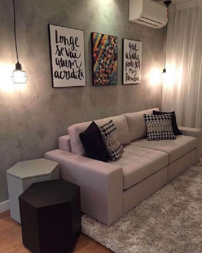 51. Decoração simples com quadros com frases para sala com pendente aramado e parede de cimento queimado – Foto: Pinterest