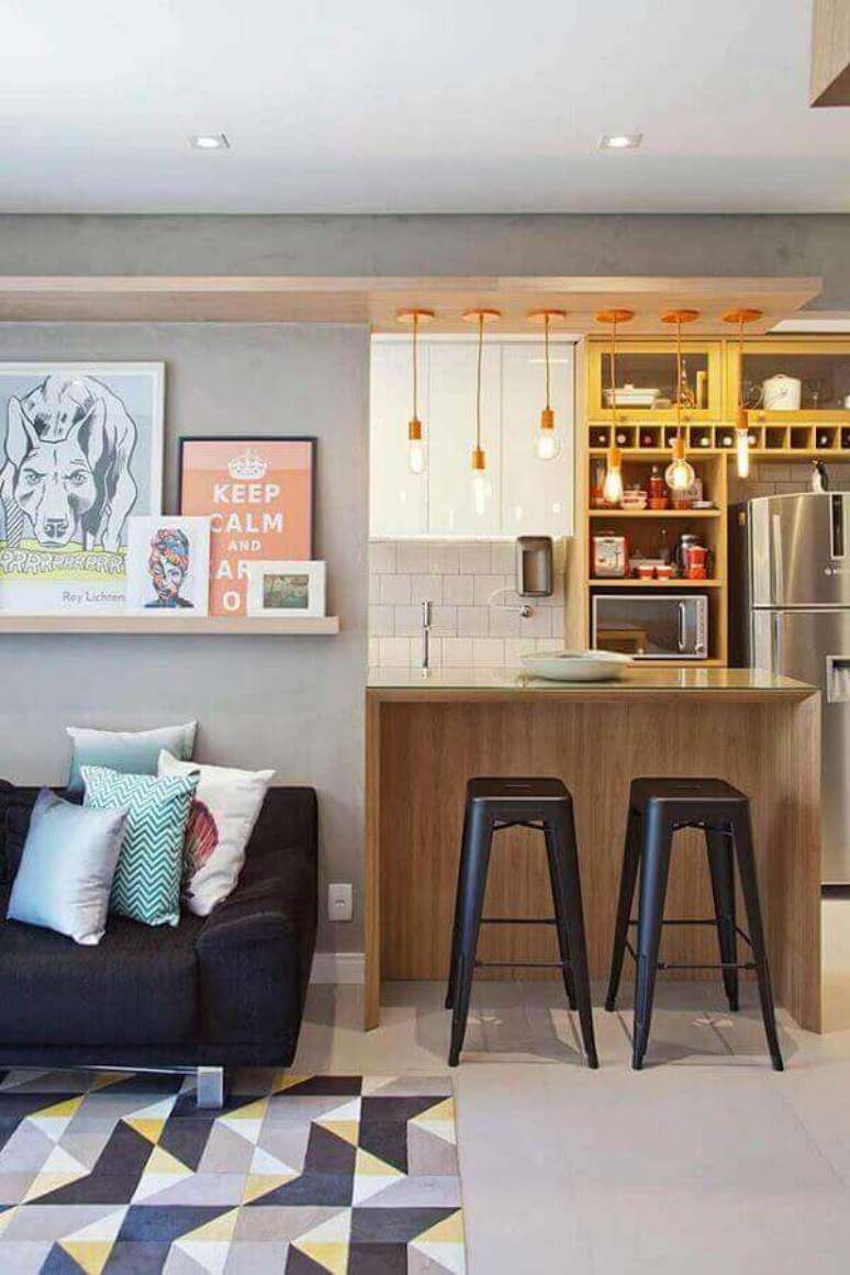 6. Decora&ccedil;&atilde;o moderna com quadros com frases para sala decorada com tapete geom&eacute;trico colorido &ndash; Foto: PKB Arquitetura