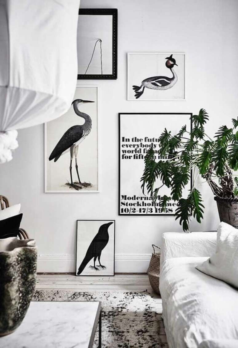 53. Quadros com frases para sala toda branca decorada com outros quadros de pássaros – Foto: Pinterest