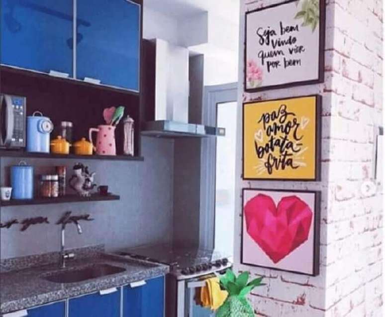 55. Quadros com frases para cozinha decorada com armários azuis – Foto: Decoração de Casa