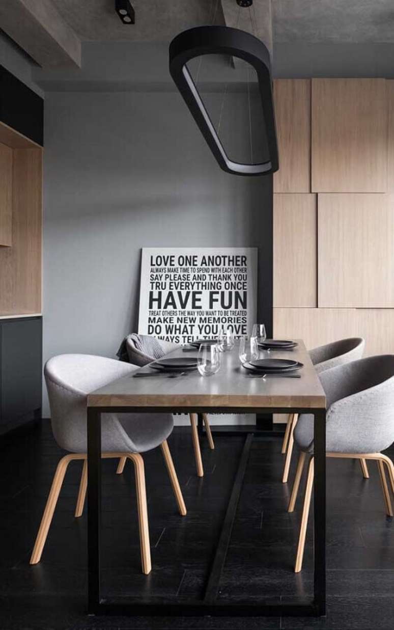 56. Sala de jantar moderna decorada com quadros com frases grande – Foto: Wood Save