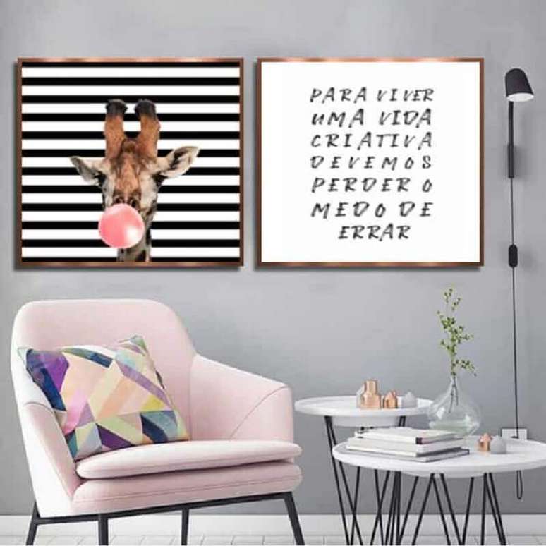 57. Sala decorada com poltrona rosa e quadros com frases – Foto: Quatro Lados Quadros