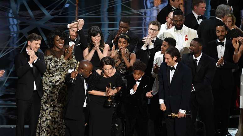 Elenco e equipe técnica de 'Moonlight - Sob a Luz do Luar' sobem ao palco após vitória no Oscar em 2017