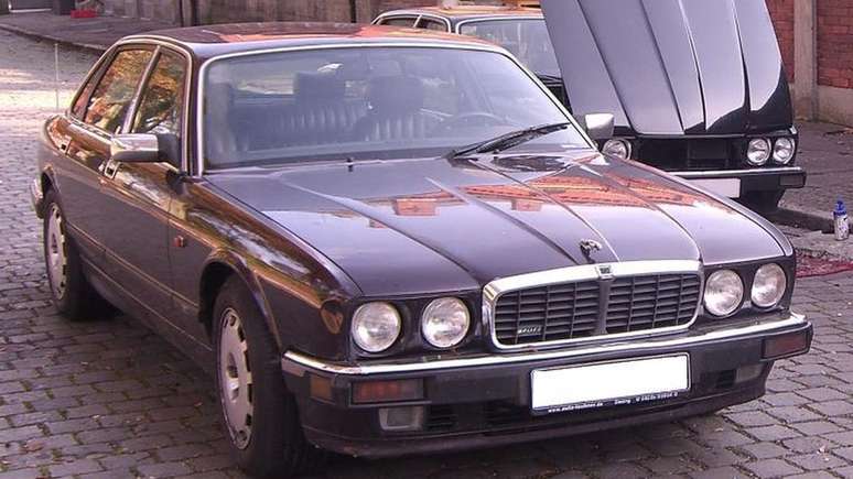 No dia seguinte ao desaparecimento, o suspeito transferiu este 1993 Jaguar XJR6 para outra pessoa