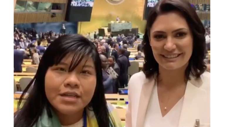 Ysani ao lado de Michelle Bolsonaro durante evento da ONU, em setembro do ano passado