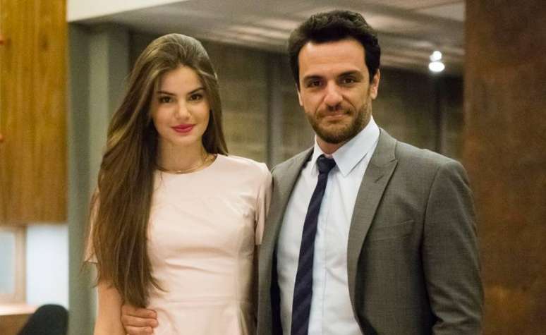 Camila Queiroz e Rodrigo Lombardi em cena de 'Verdades Secretas'