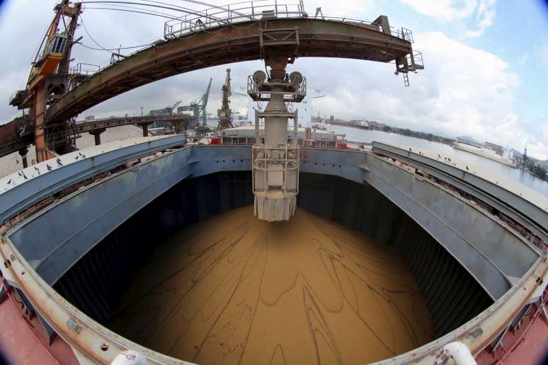 Navio carregado com soja para exportação no Porto de Santos (SP) 
19/05/2015
REUTERS/Paulo Whitaker