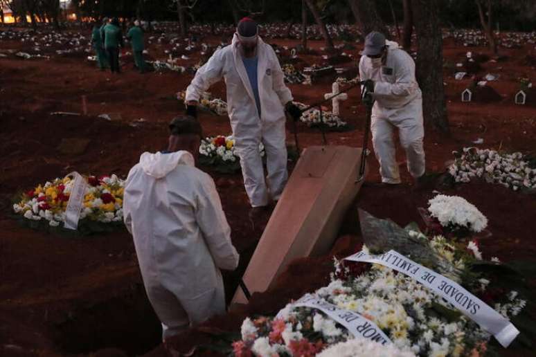 Coveiros enterram homem morto pela Covid-19, no cemitério de Vila Formosa, em São Paulo
26/05/2020
REUTERS/Amanda Perobelli