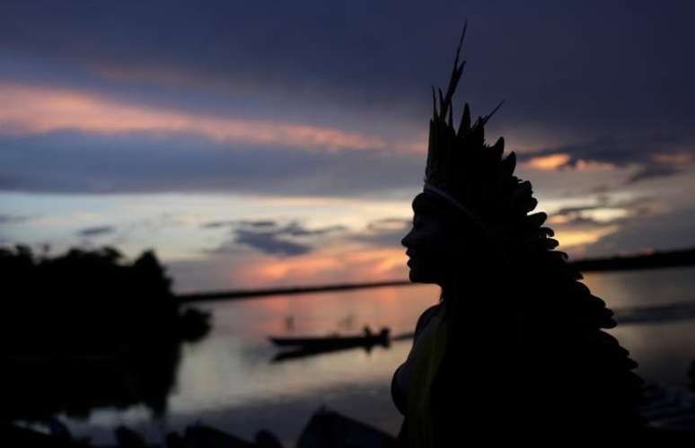 Líder indígena caminha próximo ao rio Xingu no Mato Grosso
15/01/2002
REUTERS/Ricardo Moraes