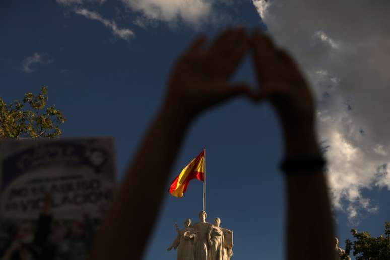 Mulheres protestam do lado de fora da Suprema Corte da Espanha durante julgamento de membros da "Alcateia"
21/06/2019
REUTERS/Susana Vera/File Photo