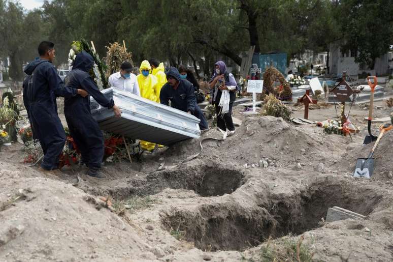 Enterro de vítima da Covid-19 em cemitério do México
03/06/2020
REUTERS/Carlos Jasso