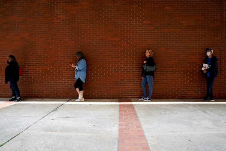 Pessoas em fila para pedido de auxílio-desemprego em Fort Smith, Arkansas (EUA) 
06/04/2020
REUTERS/Nick Oxford