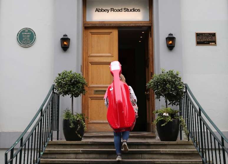 Integrante da Orquestra Filarmômica Real entra nos estúdios reabertos de Abbey Road
04/06/2020
REUTERS/Hannah McKay