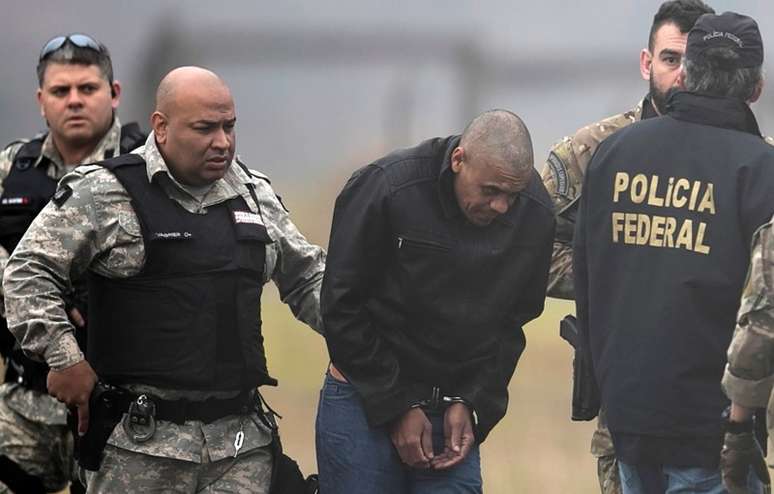 Adélio Bispo de Oliveira é escoltado por agentes da Polícia Federal em aeroporto de Juiz de Fora
08/09/2018
REUTERS/Ricardo Moraes
