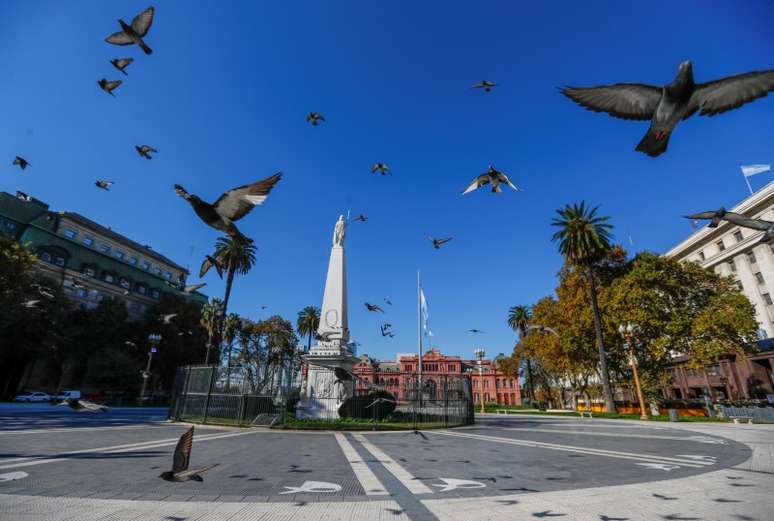 Pombos sobrevoam a Plaza de Mayo durante o surto de doença de coronavírus (Covid-19), em Buenos Aires, Argentina. 18 de maio de 2020. REUTERS/Agustin Marcarian