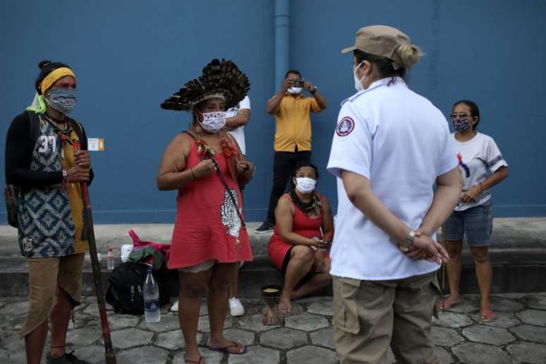 Protesto na frente de Hospital Nilton Lins, que inaugurou ala exclusiva para indígenas
 3/6/2020 REUTERS/Bruno Kelly