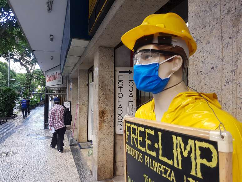 Lojas da cidade que usam manequins entraram na campanha pró-máscaras