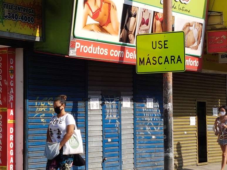 Prefeitura carioca instalou 180 placas pedindo que população use máscara