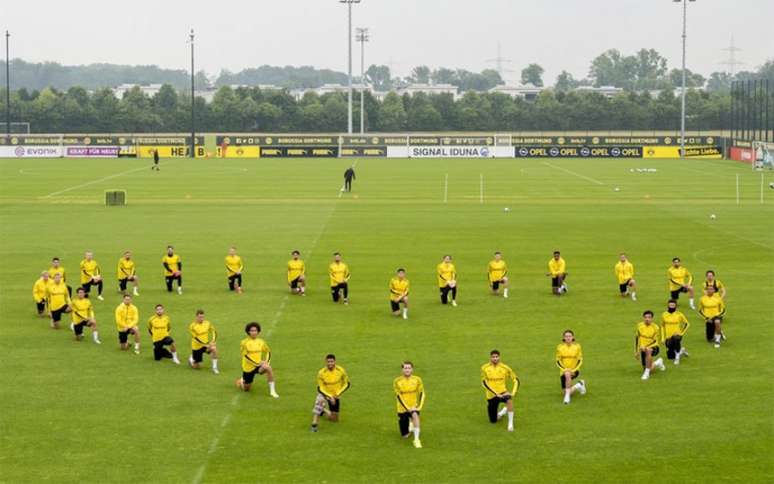 Haaland, Witsel e outros craques do Dortmund se posicionaram contra o racismo em foto (Foto: Reprodução/BVB)