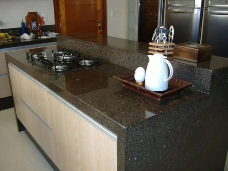 21. A bancada de cozinha granito café imperial foi recortada para receber o cooktop embutido. Fonte: Habitissimo