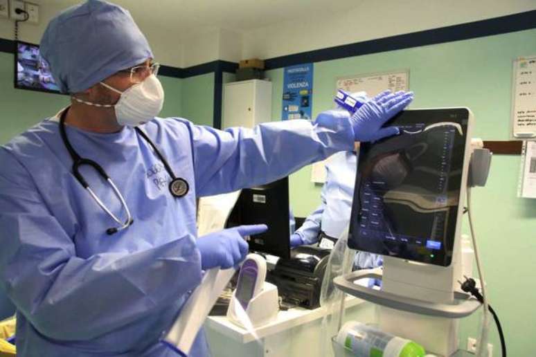 Médico mostra instalações no pronto-socorro do Hospital de Codogno após reabertura