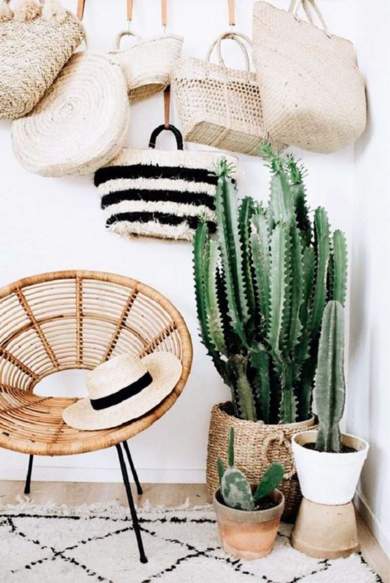 2. As cadeiras de rattan s&atilde;o pe&ccedil;as que se harmonizam com a decora&ccedil;&atilde;o tropical chique. Fonte: Pinterest