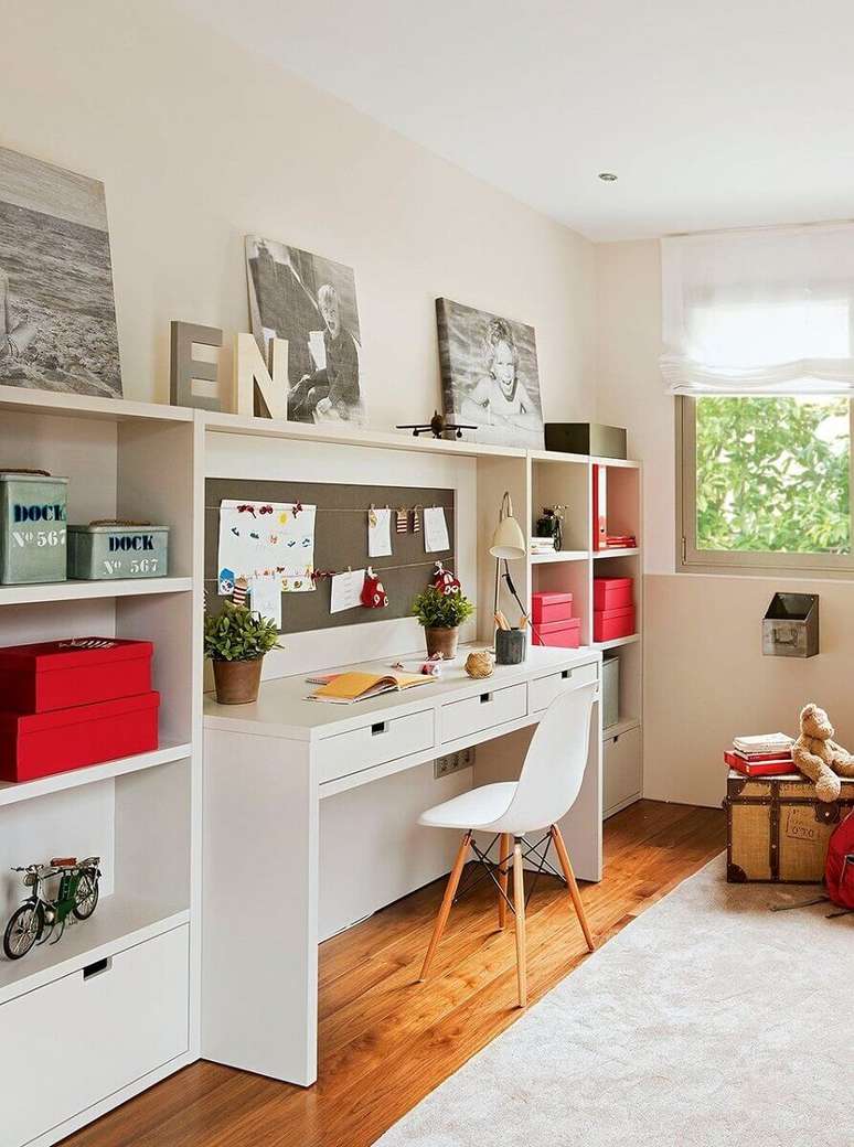 4. Ambiente de trabalho em casa com caixas organizadoras, mesa com gavetas e mural para organizar papéis – Fonte: Advento Proyectos