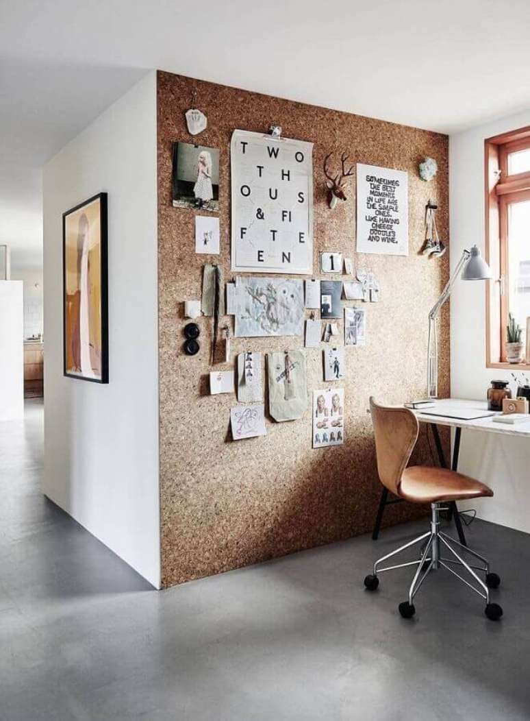 3. Home office com parede com fotos, papéis e objetos inspiracionais – Fonte: Advento Proyectos