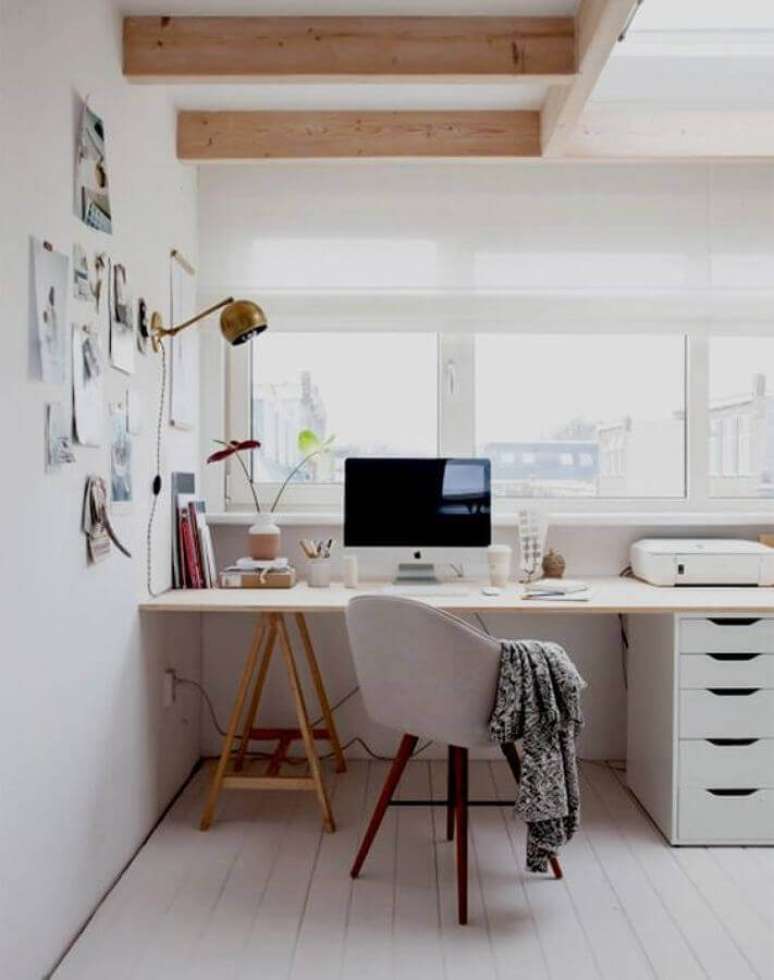 1. Espaço home office com cadeira, mesa, gavetas e com janela próxima – Fonte: Scd Móveis Planejados