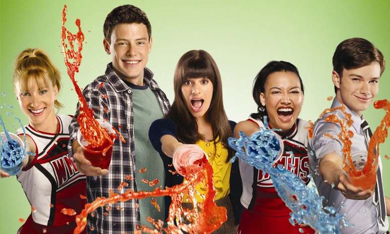 Lea Michele (ao centro) entre colegas de Glee: a fama de boa moça ocultou seu comportamento nocivo com colegas de elenco
