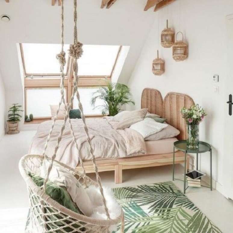 4. Pe&ccedil;as ind&iacute;genas, feitas &agrave; m&atilde;o complementam a decora&ccedil;&atilde;o tropical chique desse dormit&oacute;rio. Fonte: Pinterest