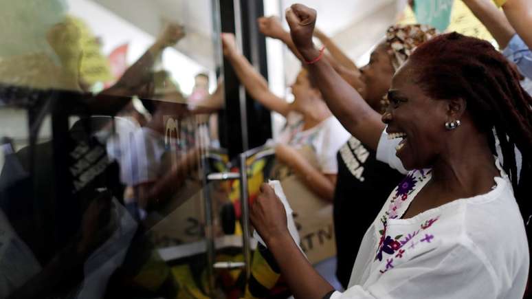 Manifestantes protestam contra declarações que minimizam o racismo no Brasil proferidas pelo presidente da Fundação Palmares (2019)